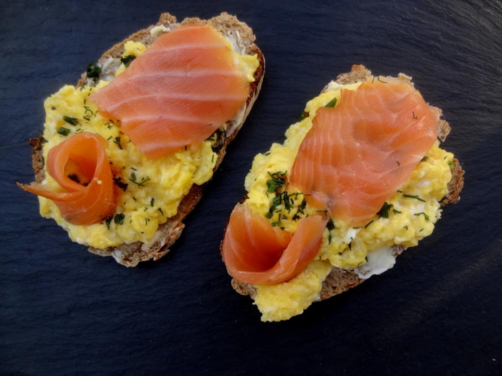 Tartine d'oeufs brouillé avec saumon