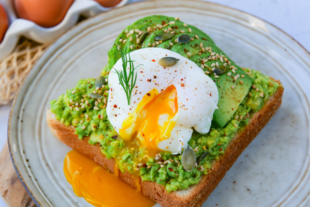 Photo d'un oeuf poché sur un toast d'avocat