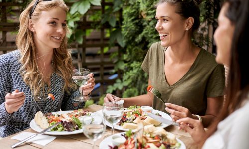 amis-dejeunent-dans-restaurant_329181-11935