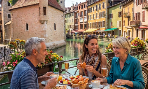 Personne qui mange un brunch dans la vielle ville d'Annecy